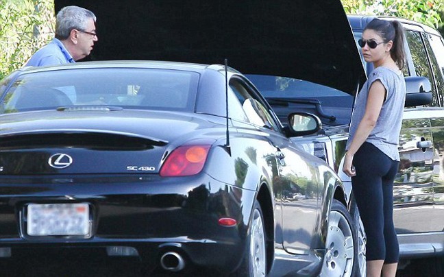 Η Mila Kunis έμεινε από μπαταρία αυτοκινήτου