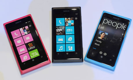 Νokia και Microsoft παρουσιάζουν τις συσκευές τους