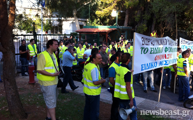 Αστυνομικοί δεν επιτρέπουν στα ΜΑΤ να φύγουν