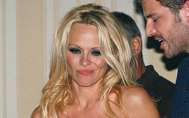 Η ανέμελη&#8230; τιράντα της Pamela Anderson