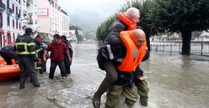 Επιχείρηση διάσωσης πιστών από το ιερό σπήλαιο της Λούρδης