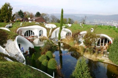 Τα «οικολογικά» σπίτια των Χόμπιτ βρίσκονται στην&#8230; Ελβετία