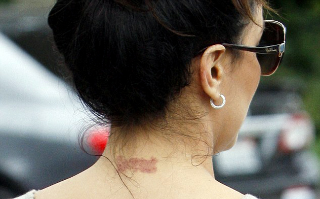 Η Eva Longoria «έσβησε» το τατουάζ από το σβέρκο της