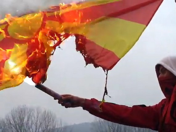 Σημαία της ΠΓΔΜ έκαψαν Αλβανοί