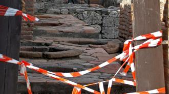 Κατέρρευσε τμήμα τοίχου στην Πομπηία