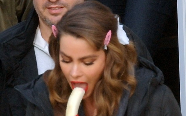Η Sofia Vergara τρώει μία μπανάνα