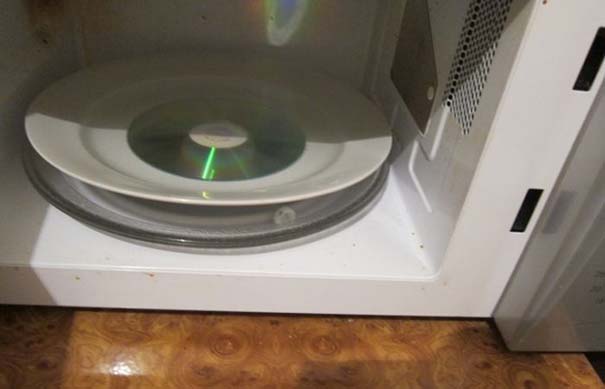 Τι παθαίνει ένα CD στο φούρνο μικροκυμάτων