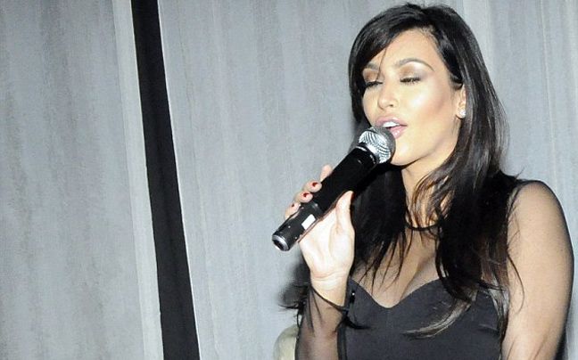 Σε βραδιά καραόκε η Kim Kardashian