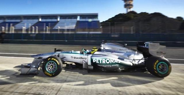 Εμφανίστηκε στην πίστα η νέα Mercedes W04