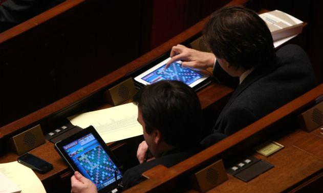Έπαιζαν Scrabble την ώρα της συνεδρίασης στην Βουλή