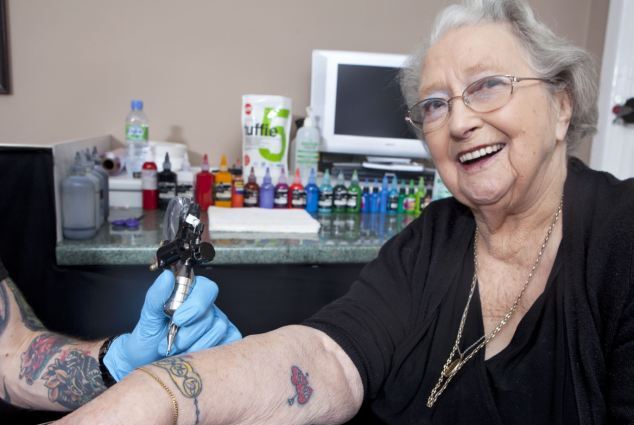 Γιαγιά 92 ετών έκανε το τρίτο της τατουάζ