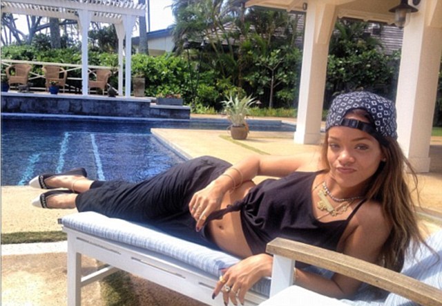 Η Rihanna χαλαρώνει στην πισίνα