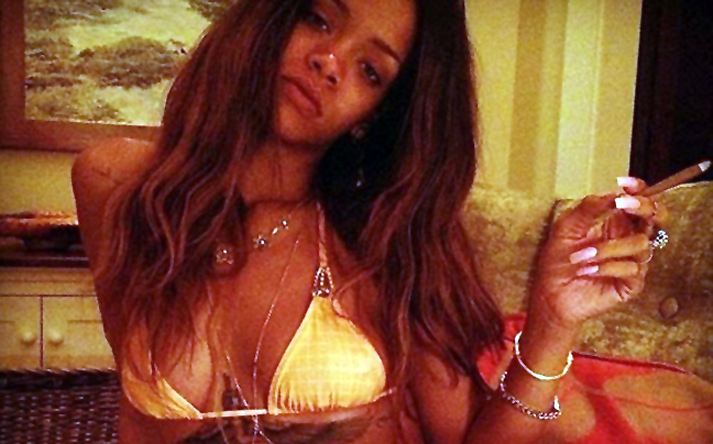«Σκίζουν» οι κοιλιακοί τής Rihanna