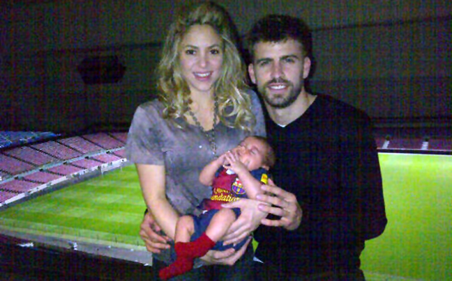 Shakira και Piqué αγκαλιά με τον μικρό Milan