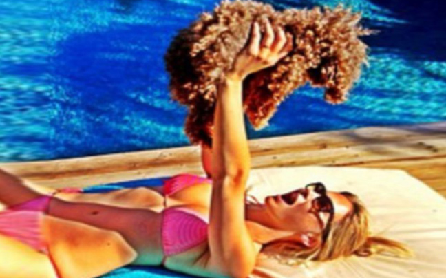 Η Bar Rafaeli στην πισίνα με το σκύλο της