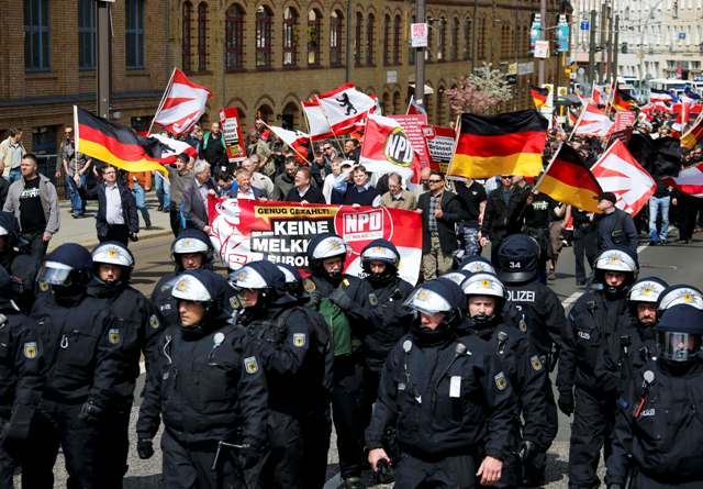 Κανόνια νερού και σπρέι πιπεριού στις διαδηλώσεις του Βερολίνου