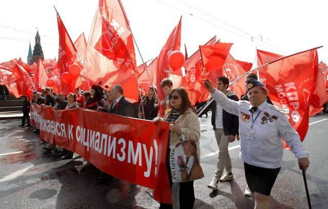 Με ογκώδεις διαδηλώσεις γιορτάστηκε η Πρωτομαγιά στη Ρωσία