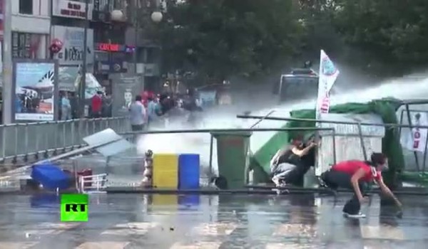 Αστυνομικό όχημα παρασύρει διαδηλωτή στην Τουρκία
