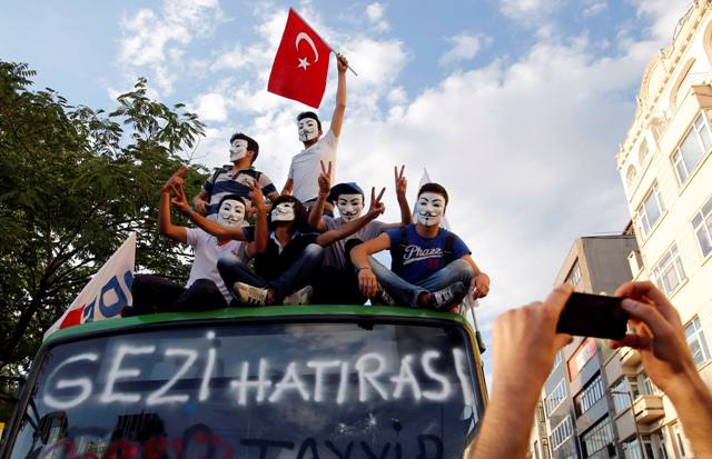 Διαδηλωτές προσπάθησαν να μπουν στο γραφείο του Ερντογάν