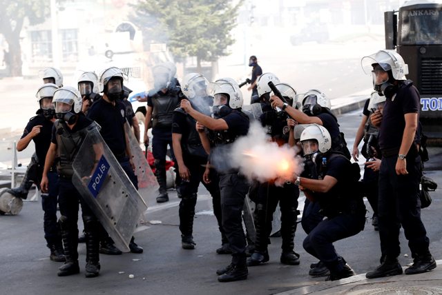Δακρυγόνα εναντίον διαδηλωτών στην Μπεσίκτας