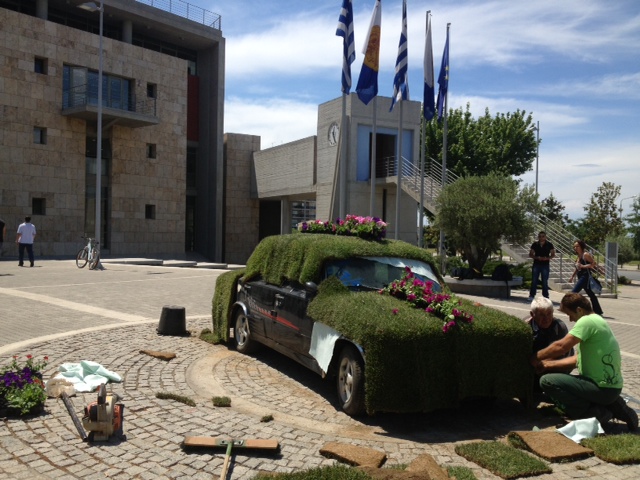Ανθισμένο αυτοκίνητο έξω από το δημαρχείο Θεσσαλονίκης