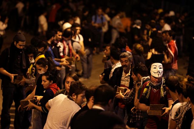 Διαδηλωτές συγκεντρώνονται στην πλατεία Ταξίμ