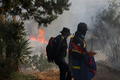 Ανεξέλεγκτη η φωτιά στο χωριό Πόμπια στο Ηράκλειο
