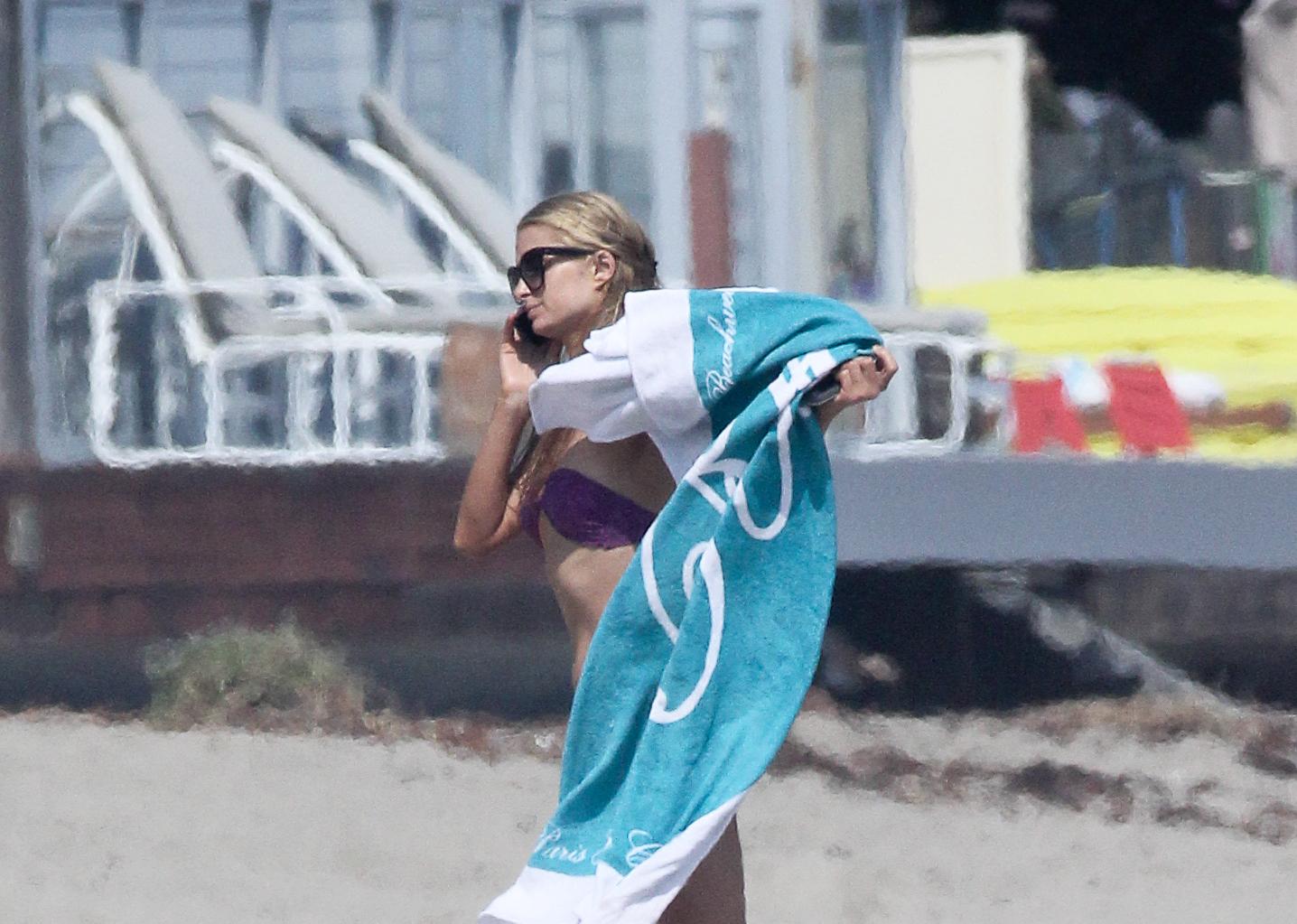 Κορίτσι της παραλίας η Paris Hilton
