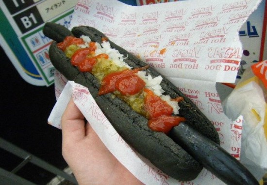 Το hot dog που μοιάζει με&#8230; κάρβουνο