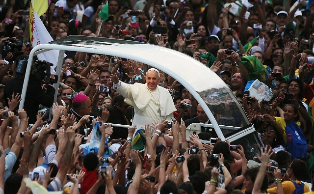 Υποδοχή ροκ σταρ στον Πάπα Φραγκίσκο στη Βραζιλία