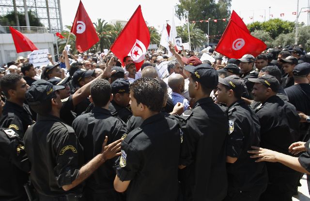 Διαδηλωτές πυρπόλησαν τα γραφεία κόμματος στην Τυνησία
