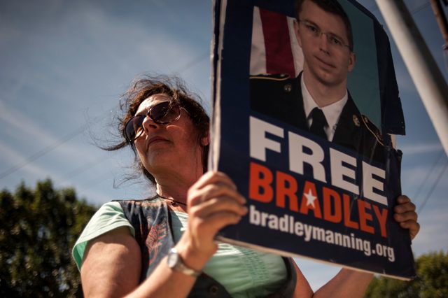 Με κάθειρξη 130 ετών κινδυνεύει ο στρατιώτης Μπράντλεϊ Μάνινγκ
