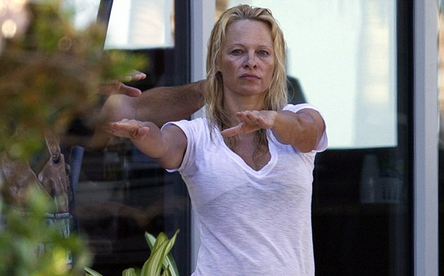 Αμακιγιάριστη σε μάθημα γιόγκα η Pamela Anderson