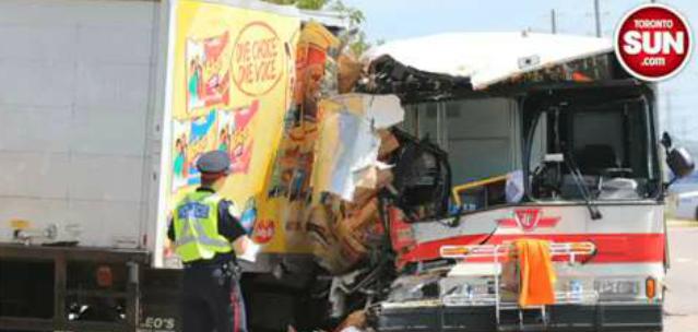 Μία νεκρή σε σύγκρουση φορτηγού με λεωφορείο στον Καναδά
