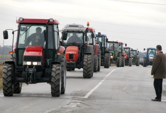 Διαμαρτύρονται στις εφορίες οι αγρότες