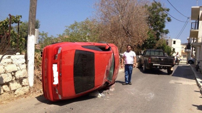 Αυτοκίνητο ντεραπάρισε στο κέντρο χωριού στο Ρέθυμνο