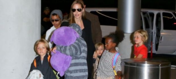 Στο αεροδρόμιο με τα έξι παιδιά της η Τζολί