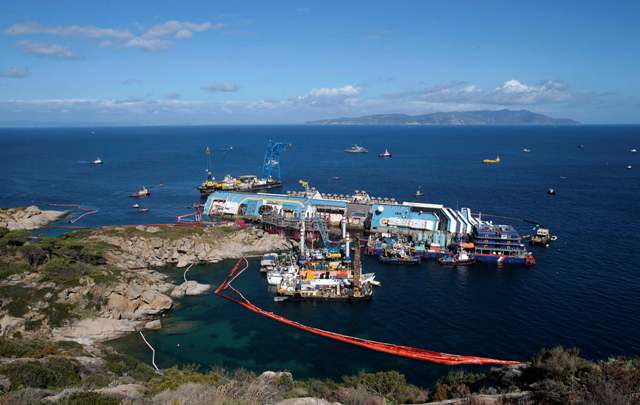 Η επιχείρηση ανόρθωσης του Costa Concordia θα συνεχιστεί όλη τη νύχτα