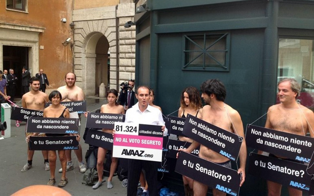 Γυμνή διαμαρτυρία έξω από την ιταλική Γερουσία