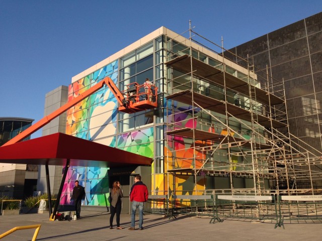 Η Apple διακοσμεί το Yerba Buena Center για το μεγάλο γεγονός