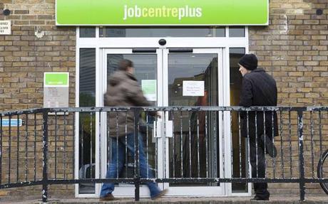 Σε χαμηλά έξι ετών η ανεργία στη Βρετανία