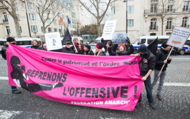 Διαδήλωση στην ισπανική πρεσβεία στο Παρίσι κατά του νόμου για τις αμβλώσεις