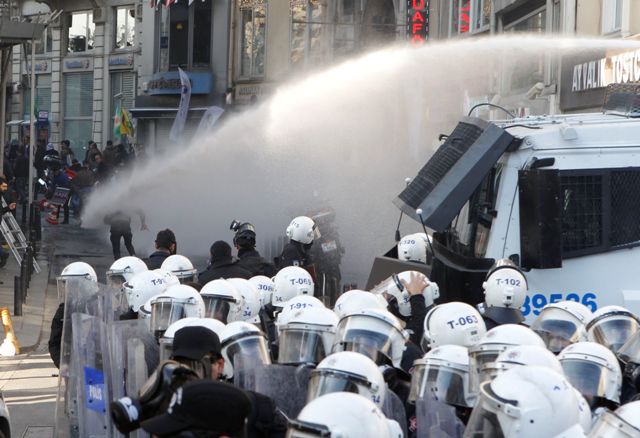 Bίαιες συγκρούσεις με την αστυνομία στην Κωνσταντινούπολη