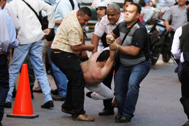Οκτώ νεκροί στις αντικυβερνητικές διαδηλώσεις στη Βενεζουέλα
