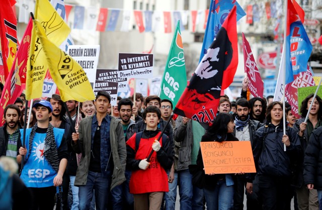 Δακρυγόνα και νερό κατά φοιτητών στην Άγκυρα