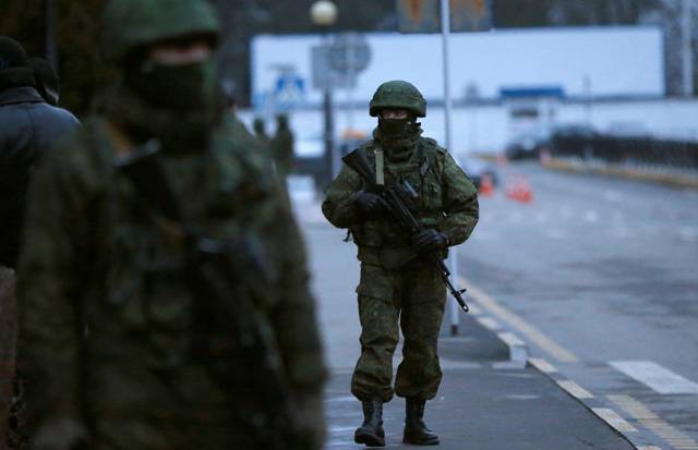 Φιλορώσοι και στρατιωτικοί εξακολουθούν να περιπολούν μπροστά από το αεροδρόμιο της Συμφερόπολης