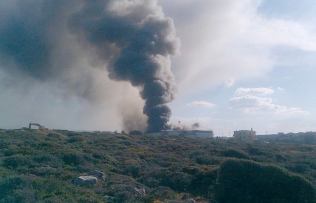 Σε εξέλιξη η πυρκαγιά στην Creta Farms