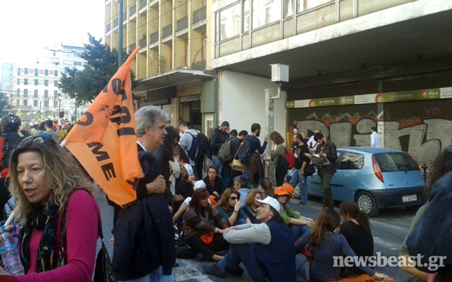 Καθιστική διαμαρτυρία έξω από το υπουργείο Εργασίας