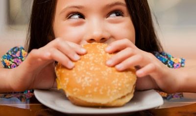 Η επιβράβευση με τρόφιμα συνδέεται με την παιδική παχυσαρκία