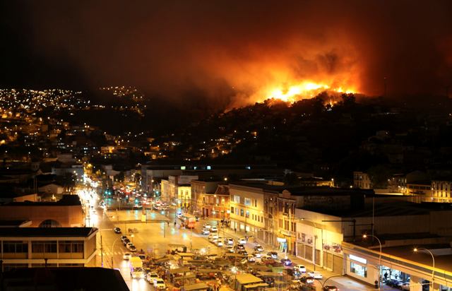 Δύο νεκροί στη Χιλή από ανεξέλεγκτη δασική πυρκαγιά